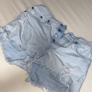 Light wash Levi’s short